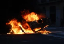 Incidentes en el Congreso: prendieron fuego un auto de la Policía de la Ciudad
