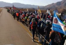 Miles de peregrinos avanza por las rutas salteñas