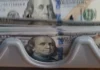 El dólar oficial cae por cuarta rueda consecutiva y el mayorista se afianza debajo de los $1.400