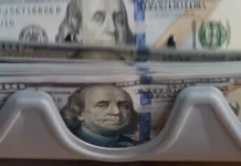 El dólar oficial cae por cuarta rueda consecutiva y el mayorista se afianza debajo de los $1.400