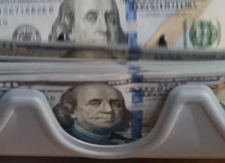 El dólar oficial cae por cuarta rueda consecutiva y el mayorista se afianza debajo de los $1.400