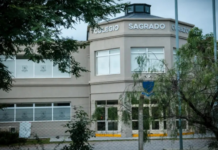 El ministerio de educación denunció la golpiza a un alumno pero no al colegio Sagrado Corazón