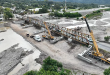 Comenzó el montaje de vigas del nuevo puente sobre el río Vaqueros