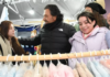 Sáenz con jóvenes emprendedores en la feria “Futuros Egresados”