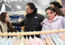 Sáenz con jóvenes emprendedores en la feria “Futuros Egresados”